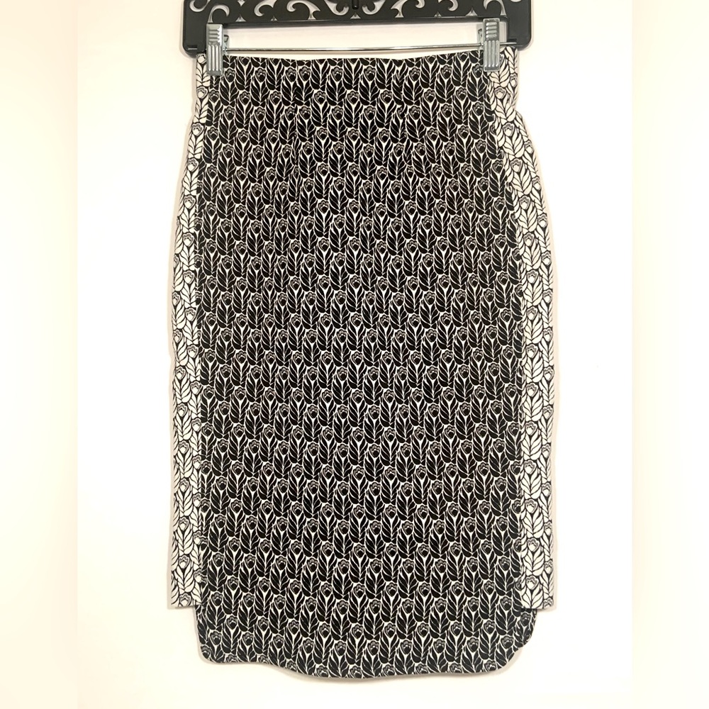 ♦️ Zac Posen Black and White Floral Print Stretch Knit Knee Length Pencil Skirt